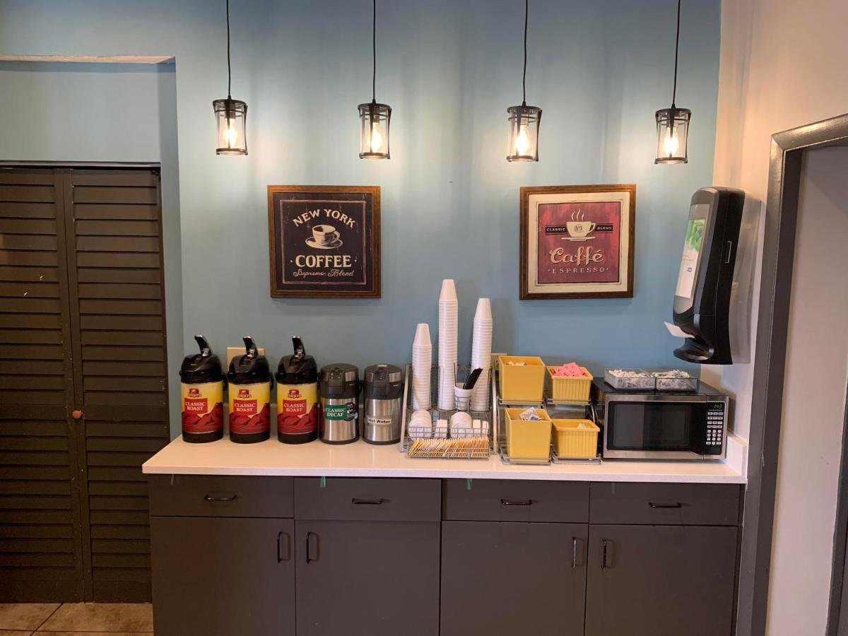 Days Inn By Wyndham Louisville Airport Fair And Expo Center Eksteriør bilde